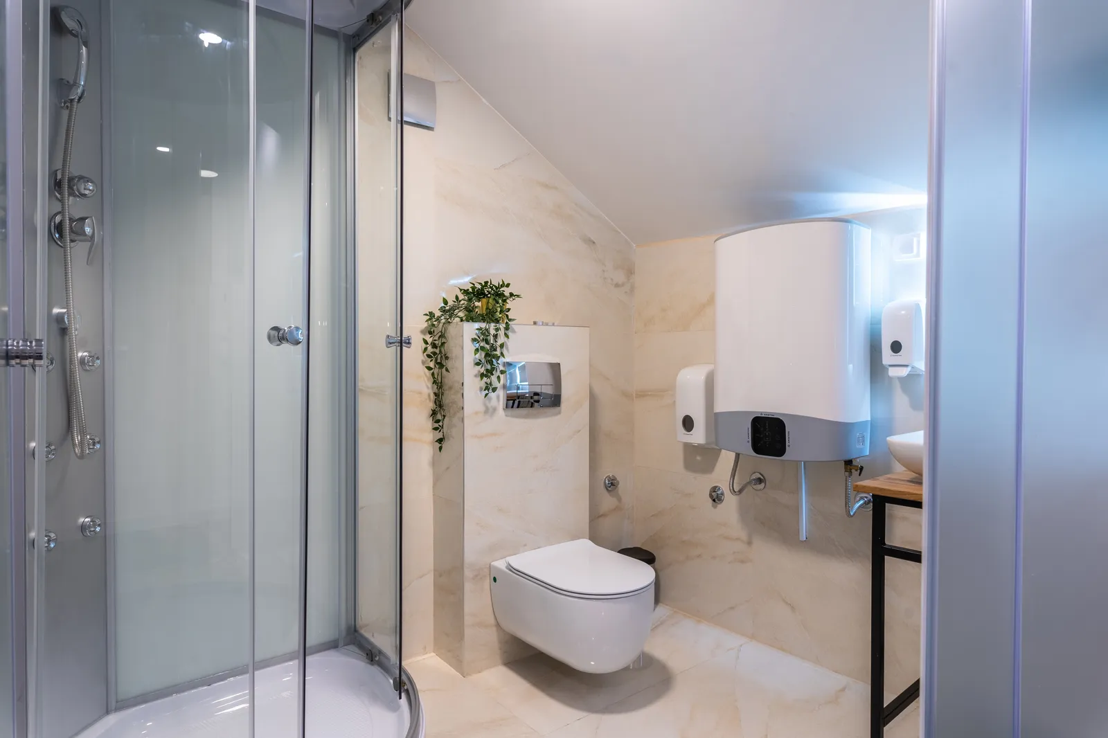 Superior King Suite - 3